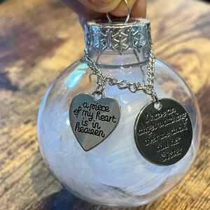 🎄XMAS13-A - 2” Clear Memorial Ornament with charms“Sister”